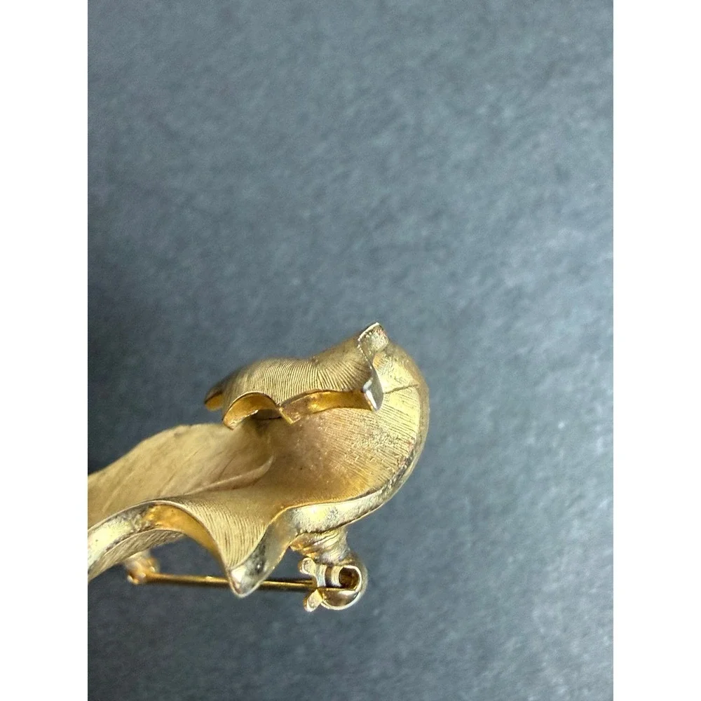 Vintage Crown Trifari Gold Tone Holly Leaf Faux Pearl Berry Brooch Pin